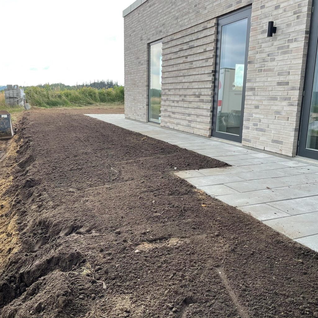 Nybelagt terrasse ved moderne murstenshus