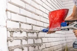 Murværk fuges med mørtel og fugepistol