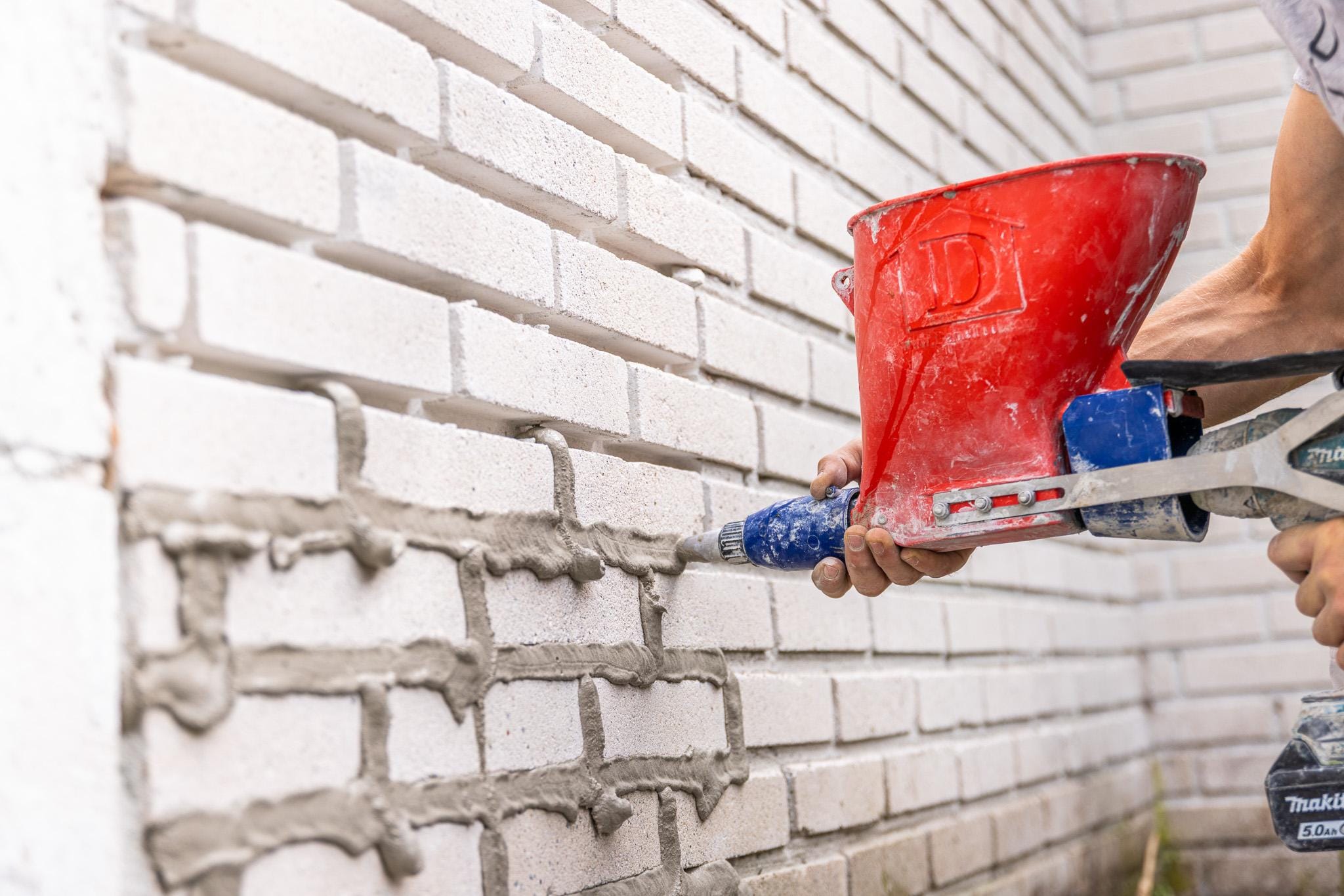 Murværk fuges med mørtel og fugepistol