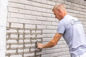 Murer fuger murstensvæg med mørtel