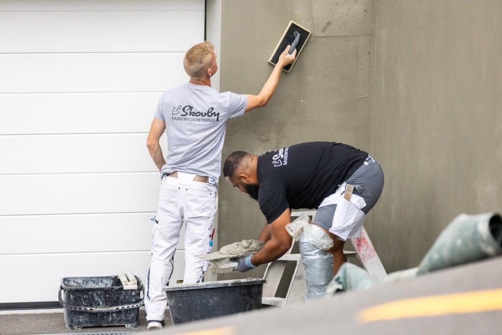 To murere pudser en husmur