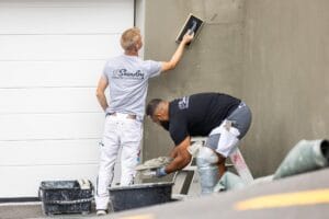 To murere pudser en husmur