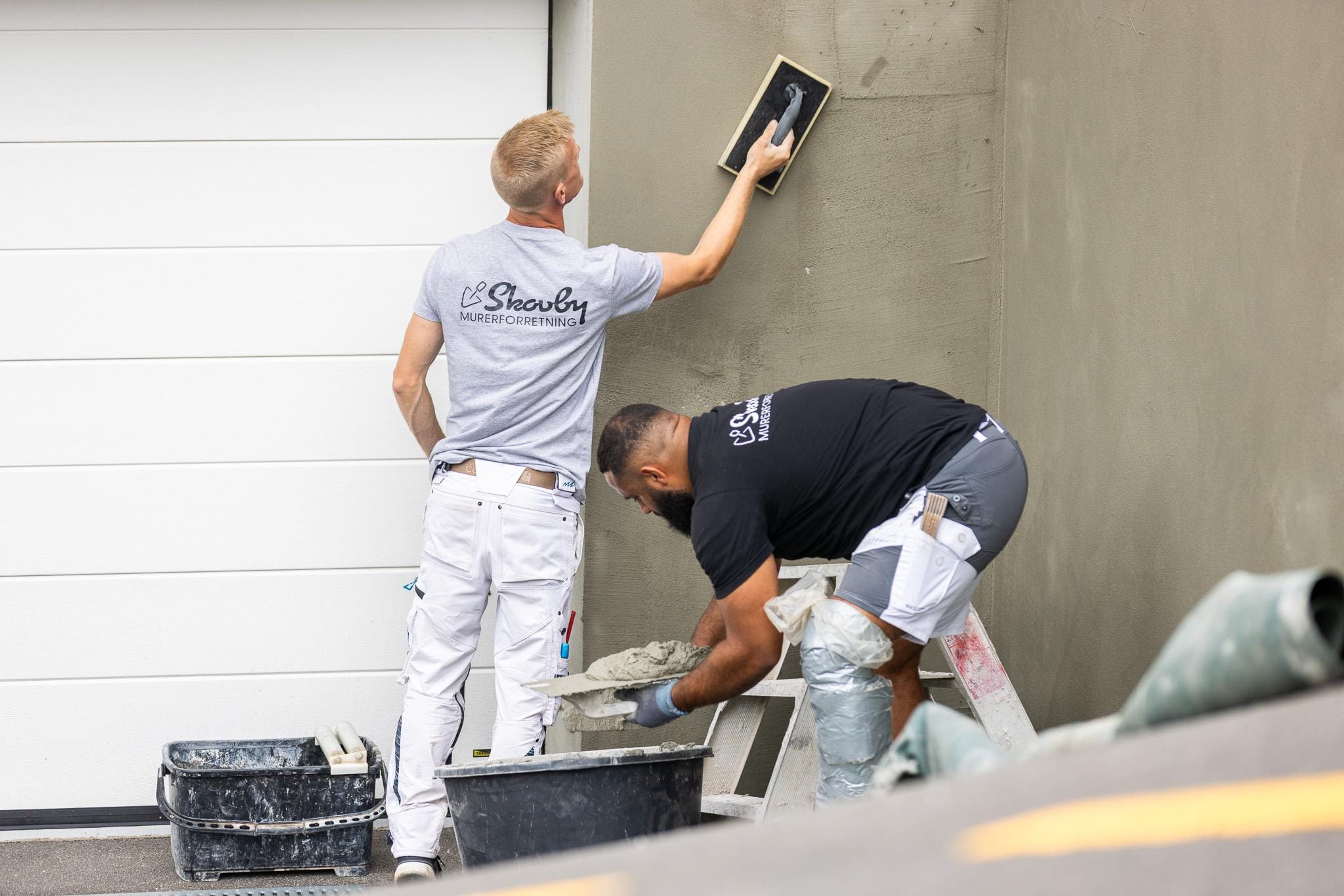 To murere pudser en husmur